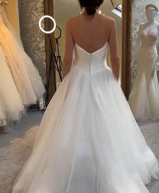Vestido de novia largo de tul sin tirantes y corte A con hombros descubiertos